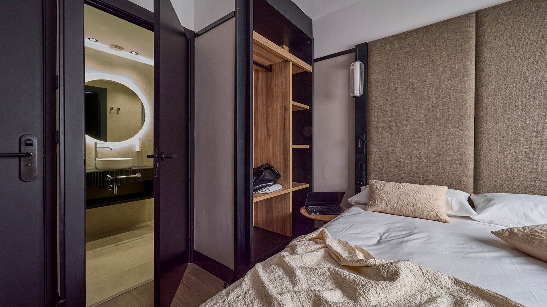 Small Double room at Oviedo Ópera
