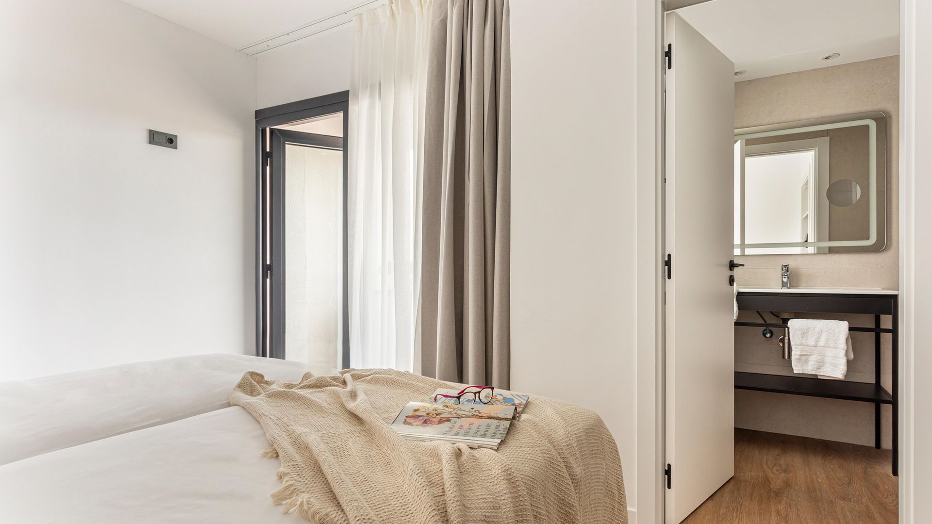 Deluxe 1-Bedroom Apartment in Valencia Feria