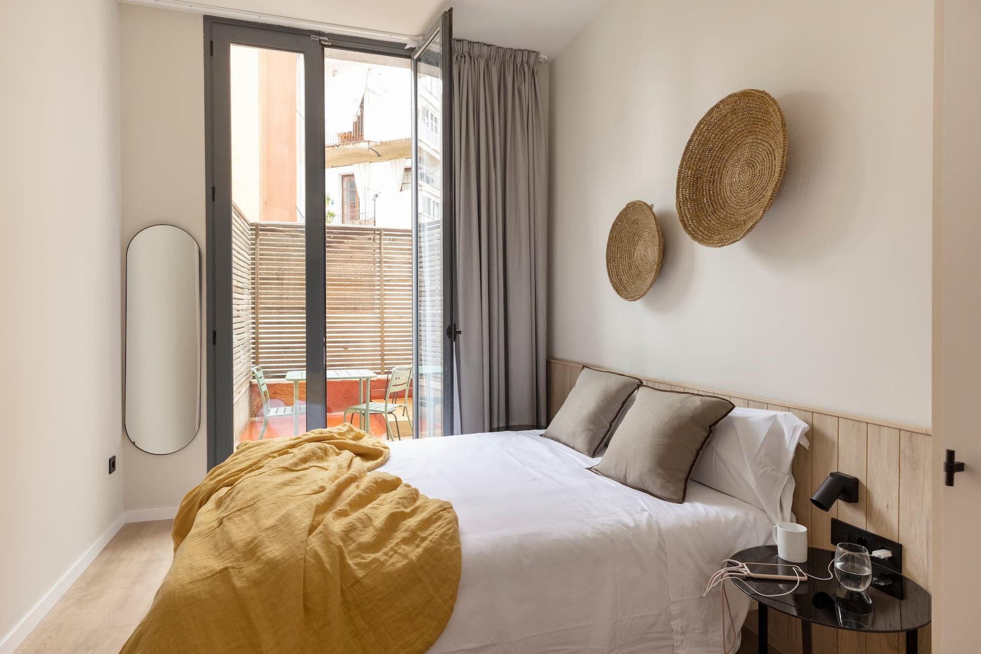 1 bedroom apartment with terrace in Barcelona Sant Antoni (pax 2)