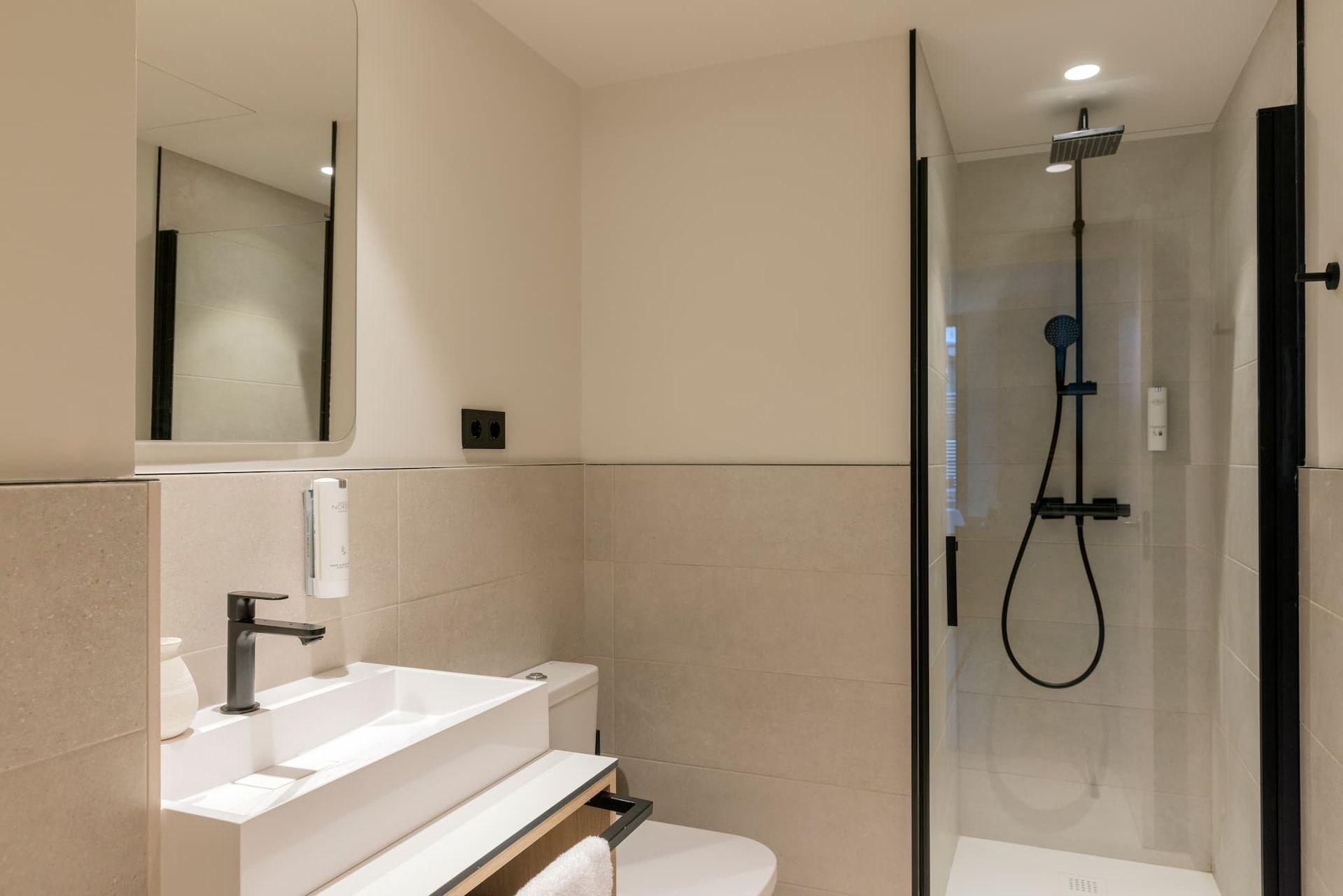 1 bedroom apartment with terrace in Barcelona Sant Antoni (pax 2)