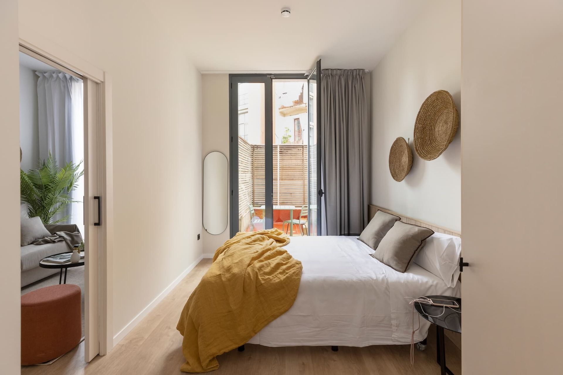 1 bedroom apartment with terrace in Barcelona Sant Antoni (pax 2)