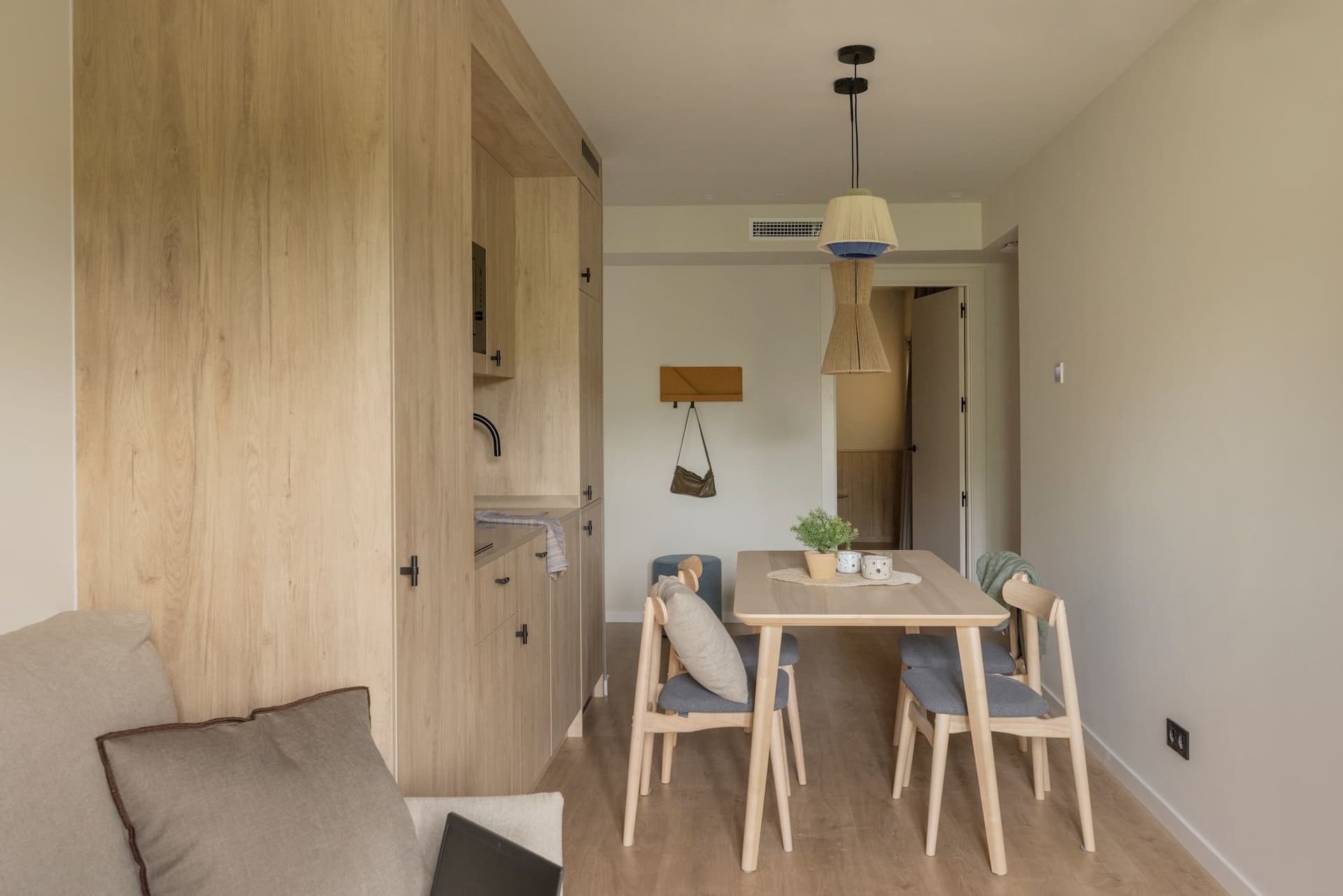 2 bedroom apartment with a balcony in Barcelona Sant Antoni