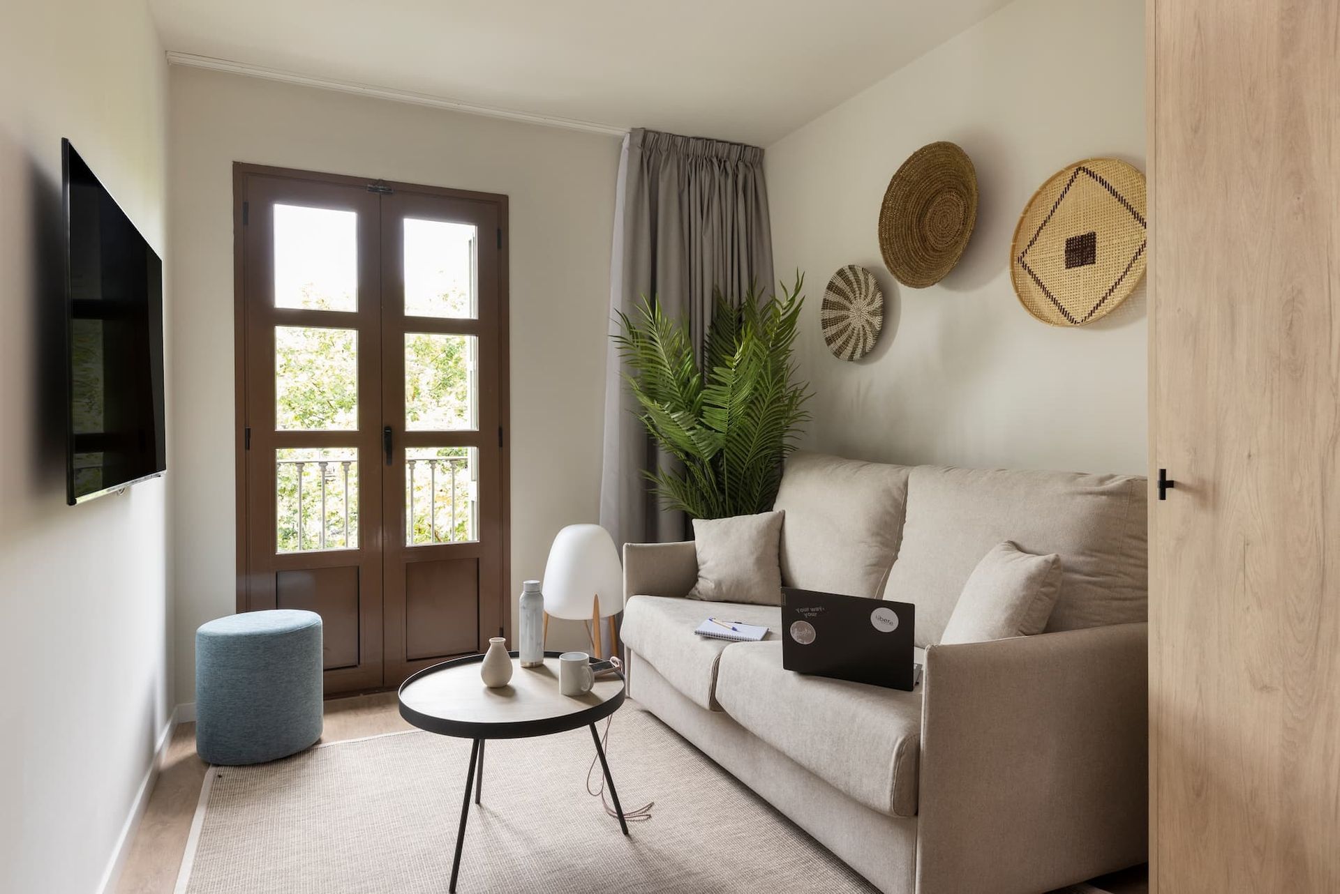 2 bedroom apartment with a balcony in Barcelona Sant Antoni