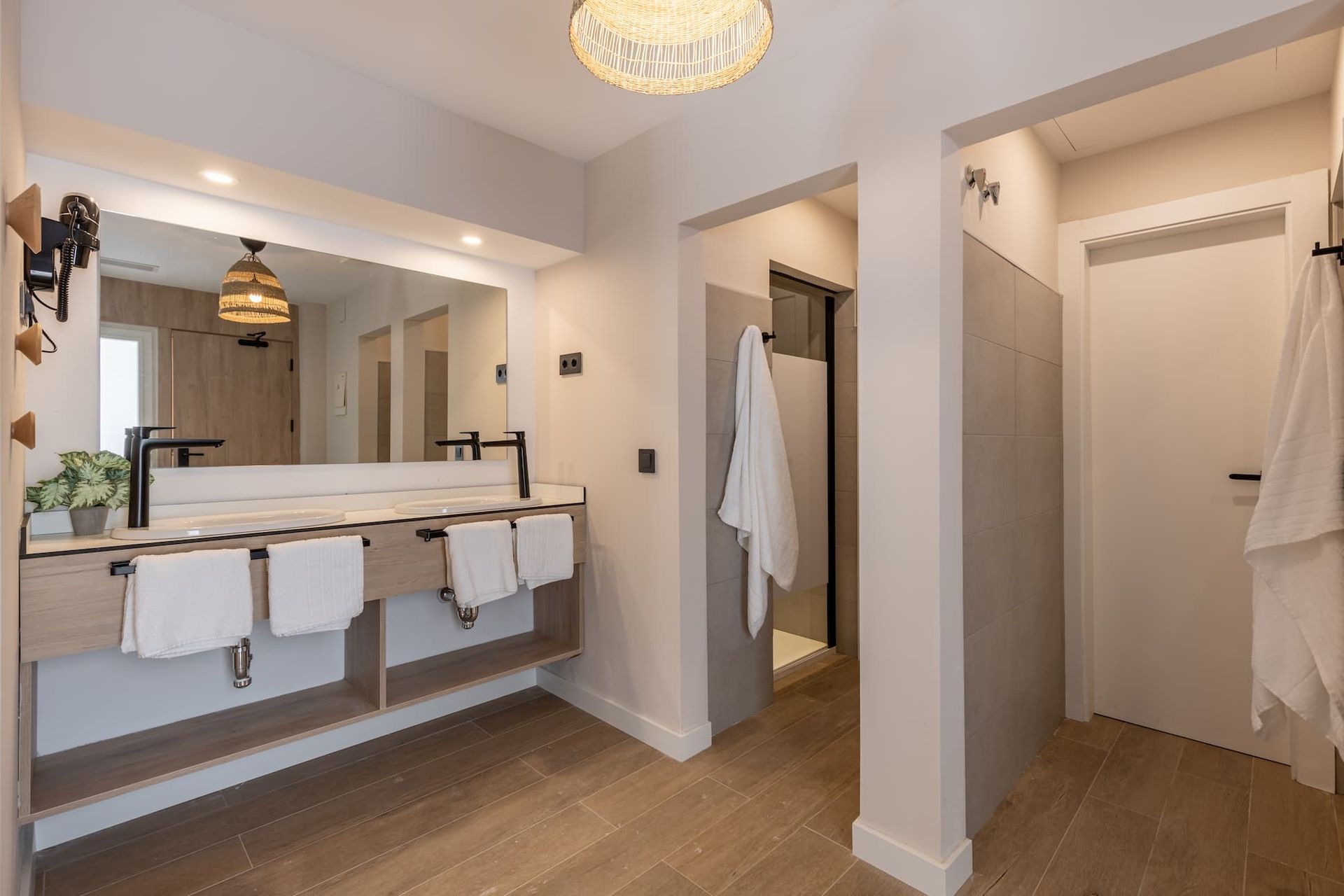 Room for 10 with ensuite bathroom