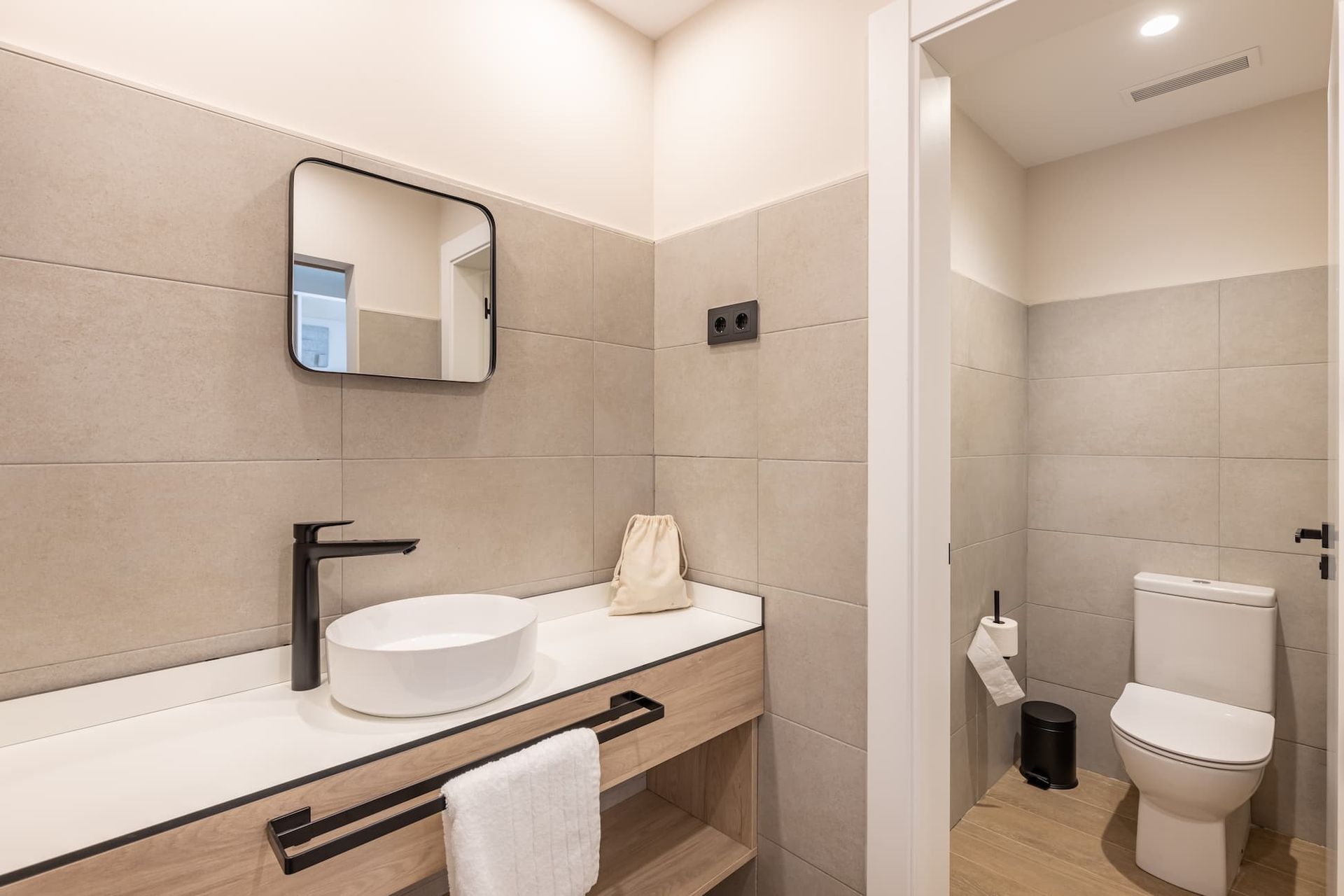 Standard family room with ensuite bathroom