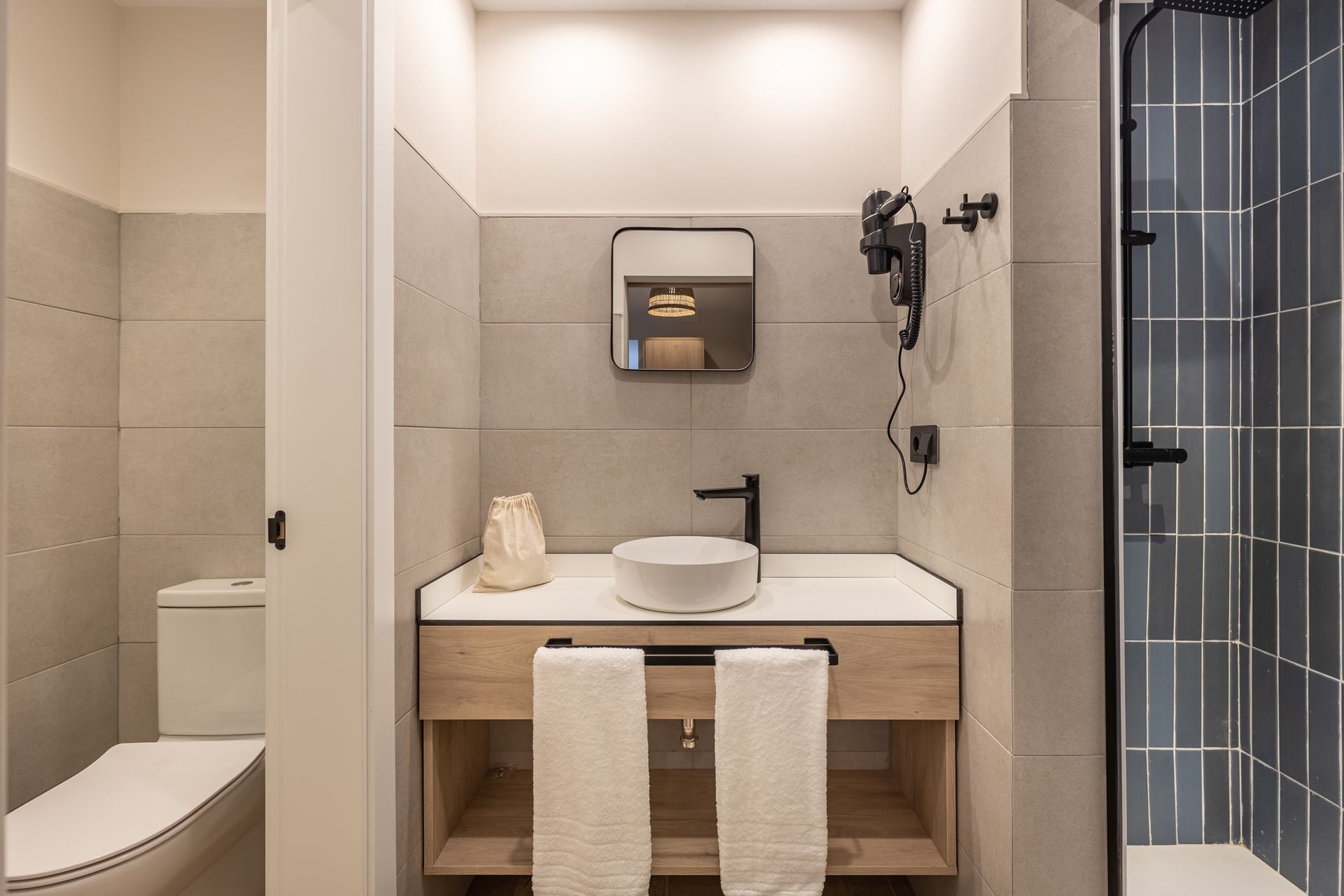 Standard family room with ensuite bathroom