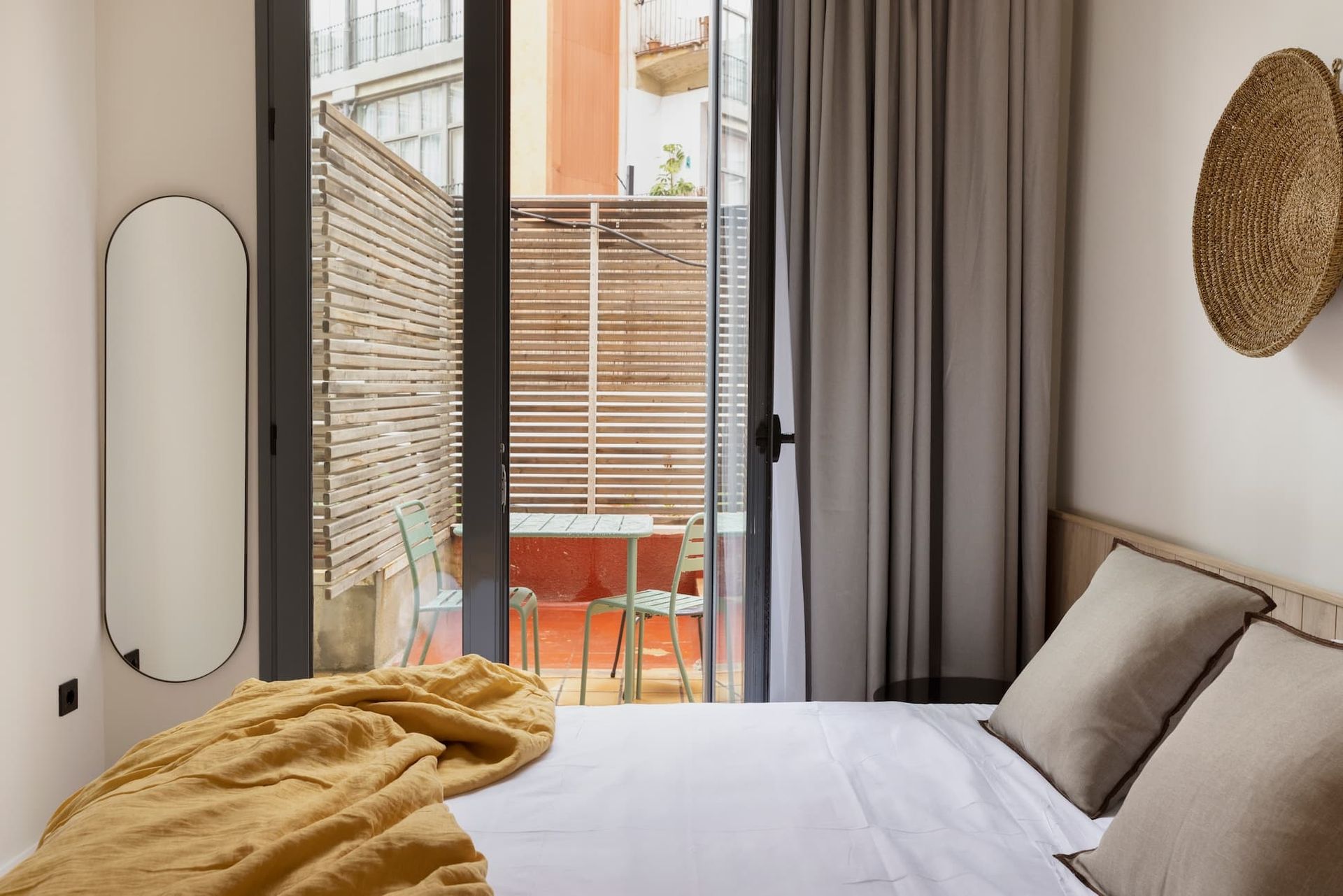 1 bedroom apartment with terrace in Barcelona Sant Antoni (pax 2)