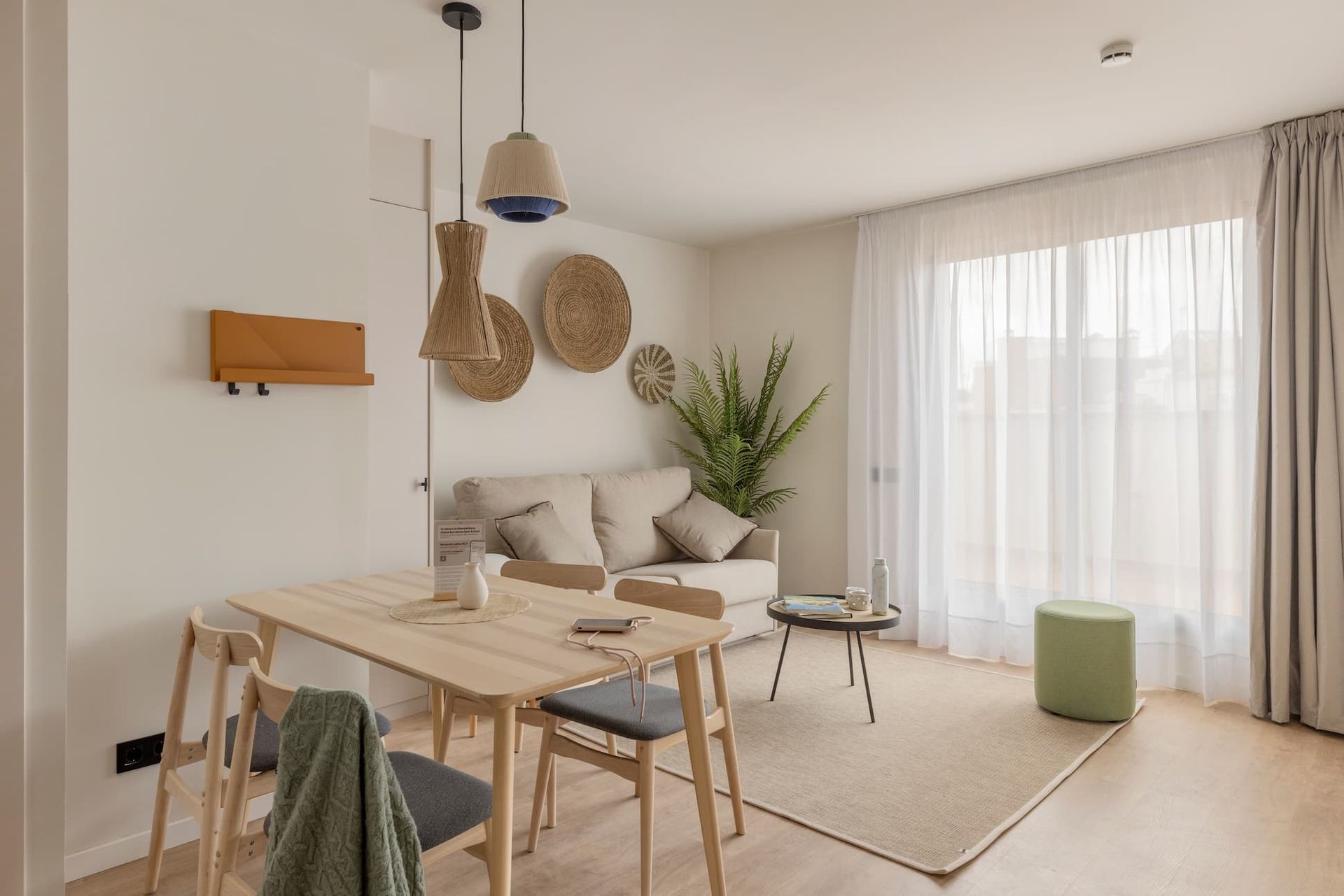 1 bedroom apartment with terrace in Barcelona Sant Antoni (pax 4)