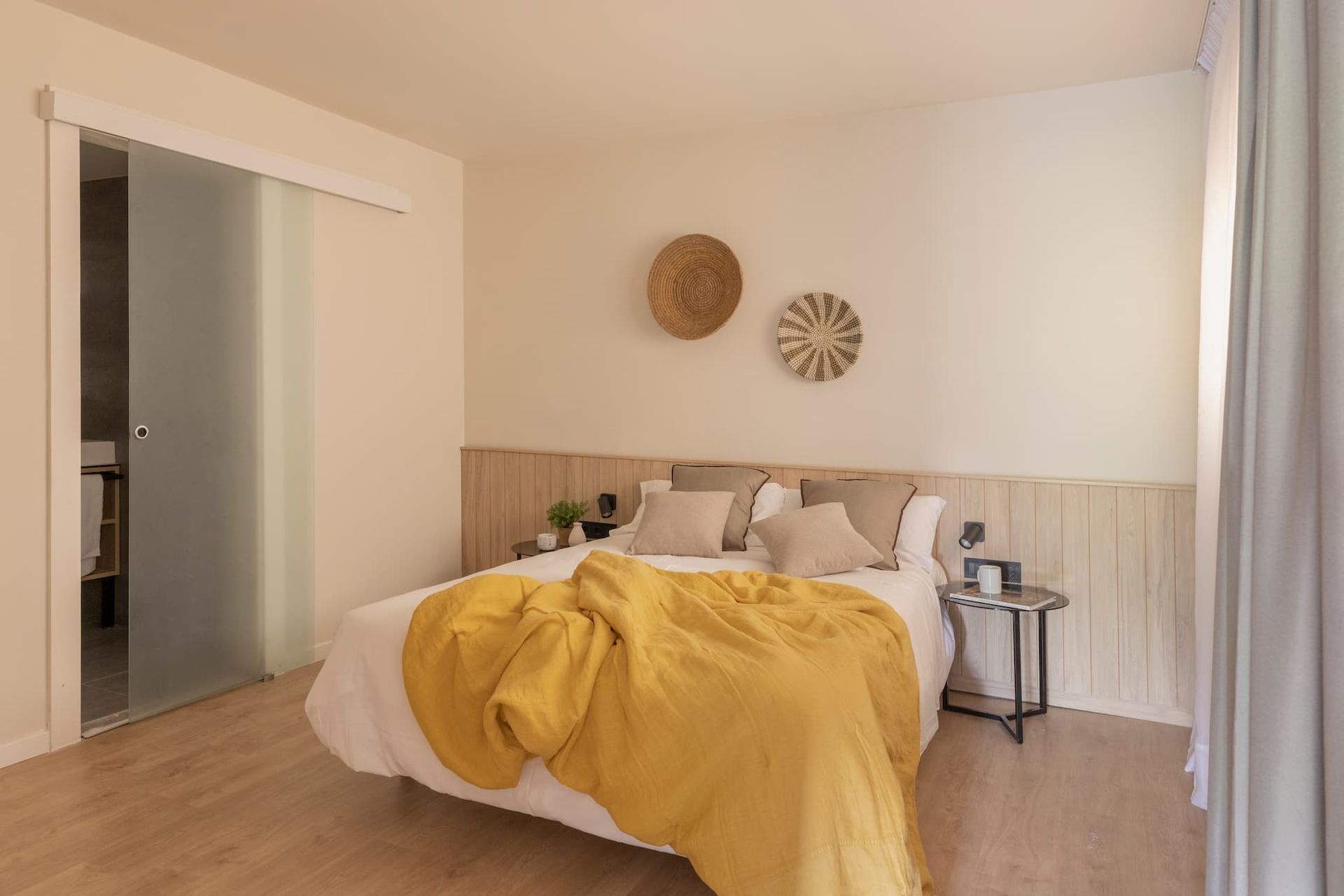 2 bedroom apartment with a balcony in Barcelona Sant Antoni