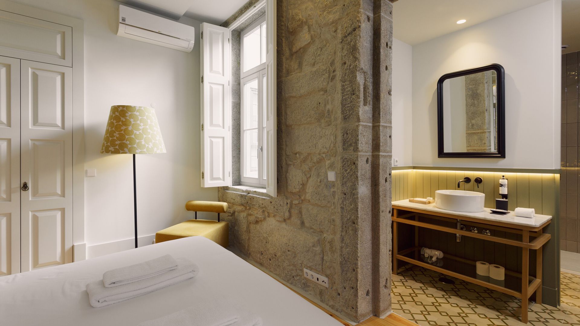 1-Bedroom Apartment in Porto Laranjais
