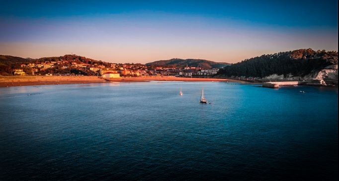The closest and most accessible beaches in Bilbao for taking a dip in summer
