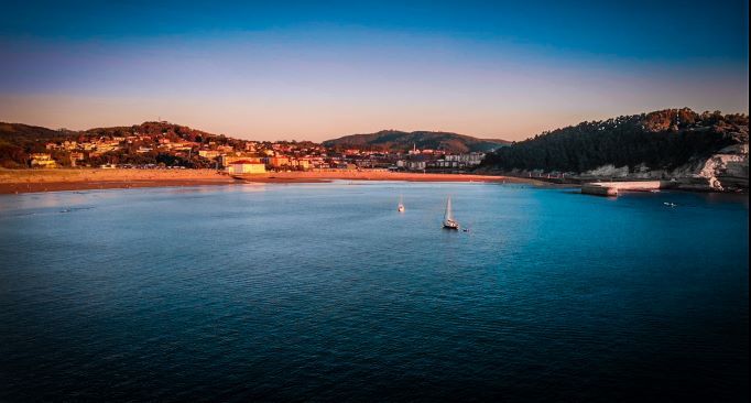 The closest and most accessible beaches in Bilbao for taking a dip in summer