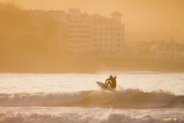 Surf en San Sebastián: playas y escuelas para aprender a surfear